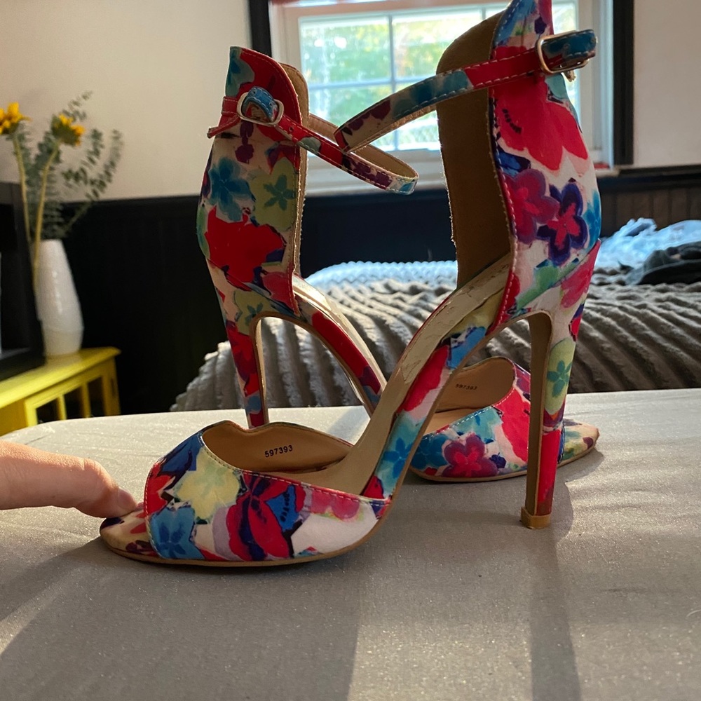 Bright floral high heels 🌹